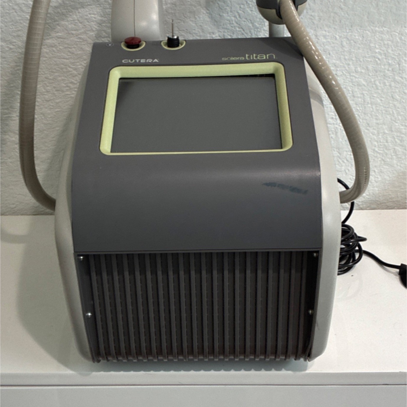 Cutera Solera Titan Laser Machine Skin Tightening Wrinkle Reducing Dermatology