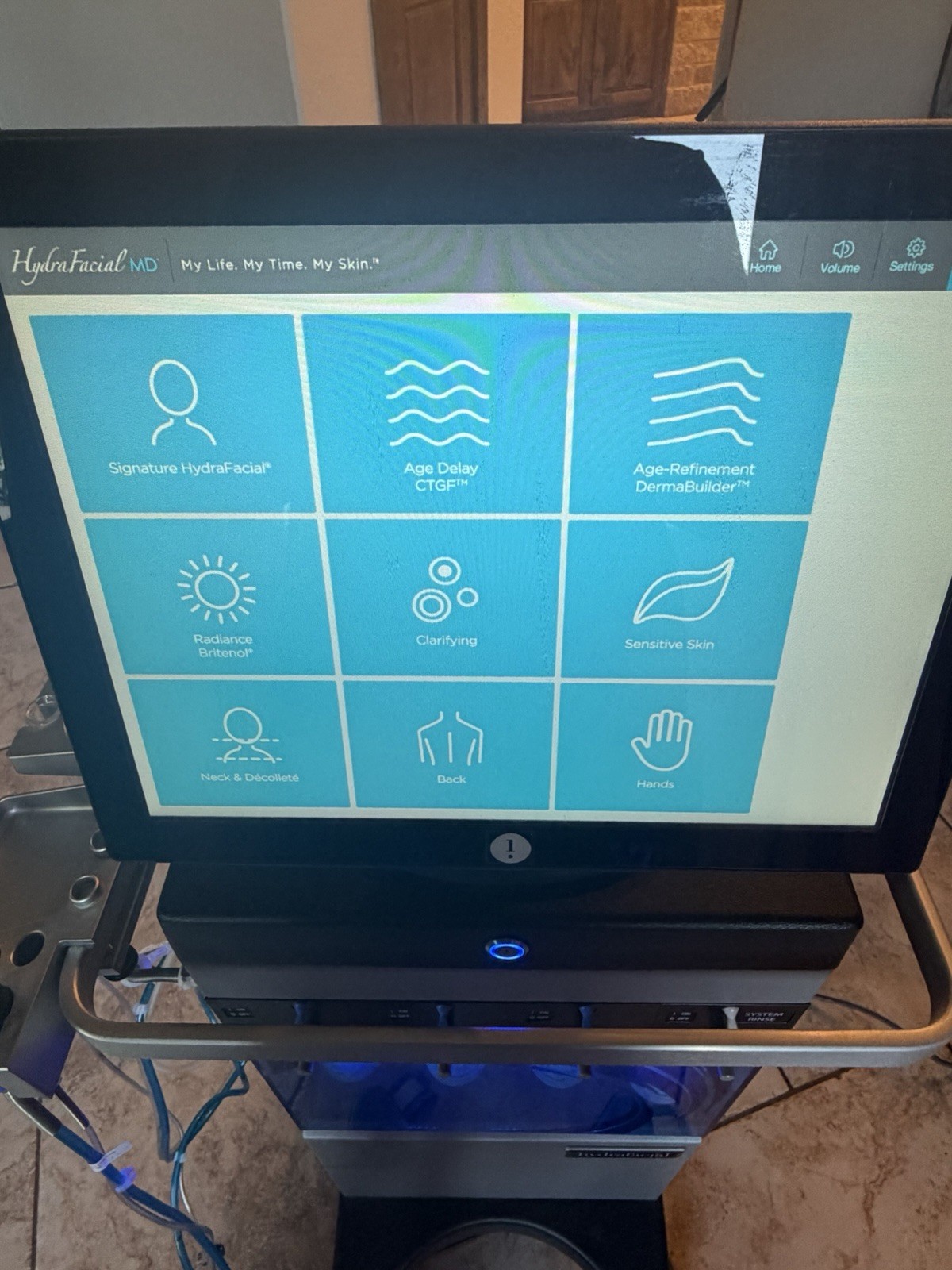 HydraFacial HydraFacial MD Dermabrasion Cart-Mounted Touchscreen Skin Tightening