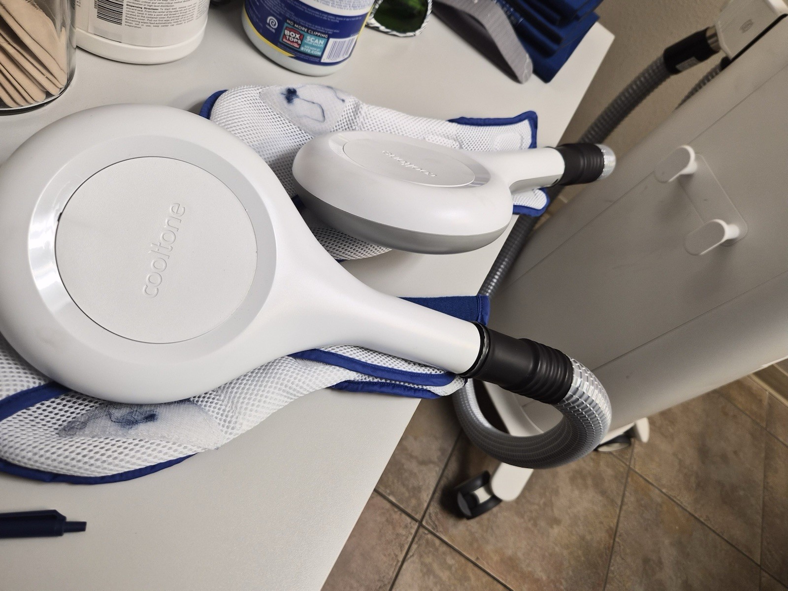 CoolTone Muscle Sculpting Machine + 4 Treatment Cards